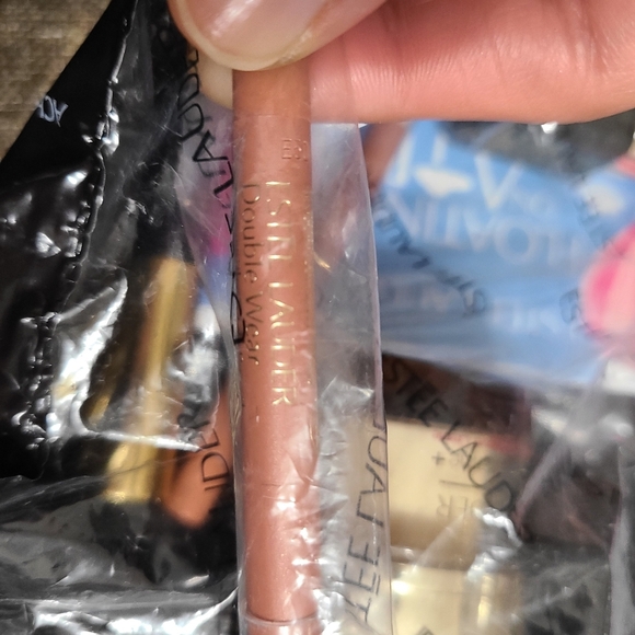 Estee Lauder Mixed Revitalizing Eye Creams Lip Liner Lip Stick and Mascara Set - Picture 8 of 16